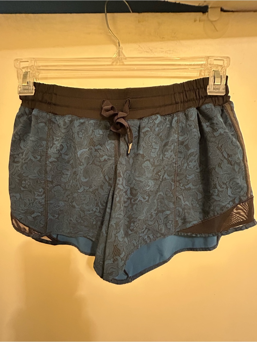 Lululemon Women’s Black & Blue Like New Athletic Shorts W/Black Trim, Sz 8 Tall